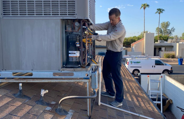 Emergency AC Repair Technician in Mesa, Arizona HVAC technician repairing AC unit in Mesa, AZ.